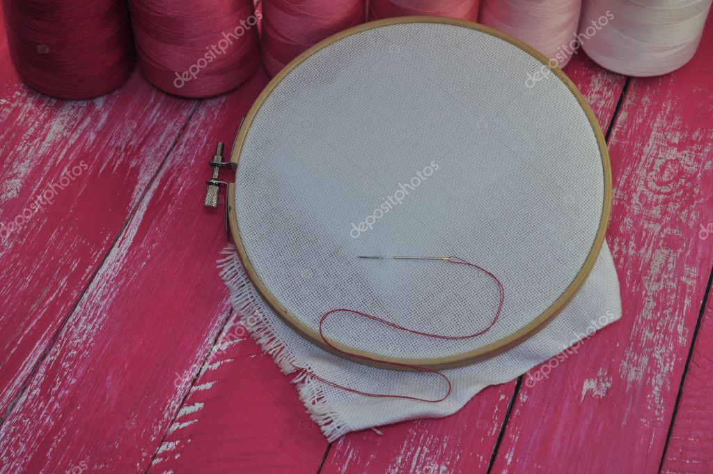 ткань в пяльцах. пяльца с канвой. натянешь на пяльцы. ткань в пяльцах. пяльца и канва для вышивания.