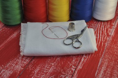 İplik, kumaş, makas, bir yüksük ev el sanatları için
