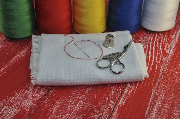 Fios, tecido, tesoura, um dedal para artesanato em casa — Fotografia de Stock