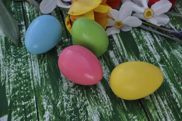 Ovos de chocolate de Páscoa em esmaltes coloridos — Fotografia de Stock