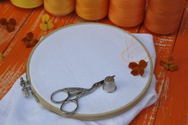 Hoop, iplik ve kumaşlar için bir arka plan iş parçacığı üzerinde iğne işi, 