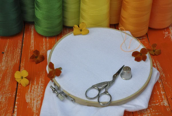 Ткань в обруче холст для вышивки, оранжевый тон — стоковое фото