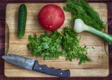 Sağlıklı salata için dilimlenmiş sebze