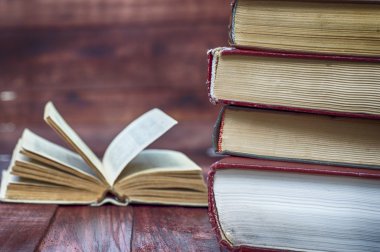 arka planı açık bir kitap kitap yığını