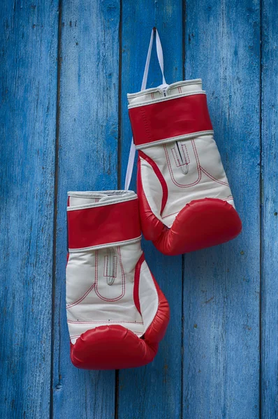 Červené Boxerské rukavice viset na hřebíku — Stock fotografie