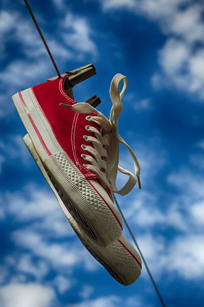 双红色运动鞋在晾衣绳上 — 图库照片