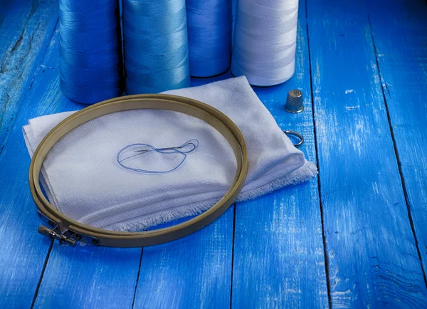 Tejido blanco e hilo en azul, tonificante — Foto de Stock