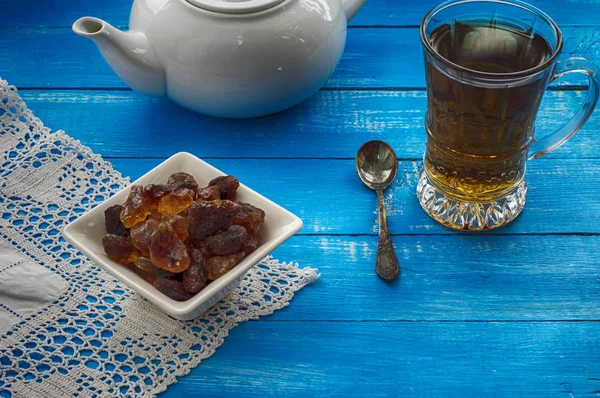 Tea in glass mug with cane sugar — Stock Photo, Image