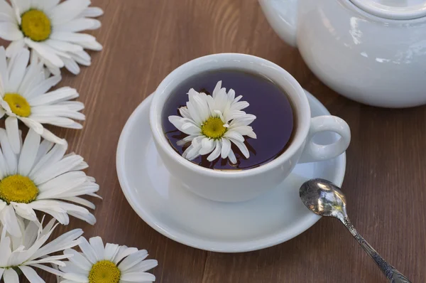 Thé à la camomille dans une tasse blanche — Photo