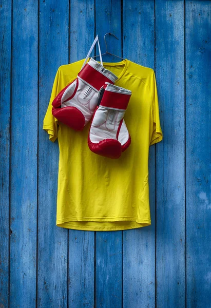 Boxerské rukavice na zdi a tričko — Stock fotografie