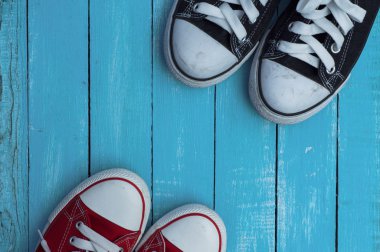 Kırmızı ve mavi spor ayakkabı, üstten görünüm