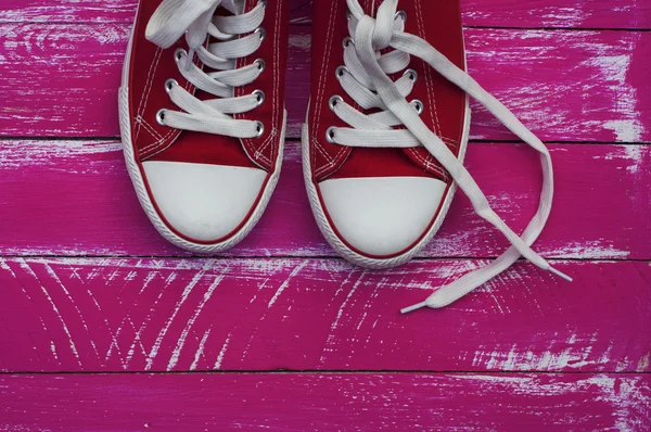 Paar rote Turnschuhe mit weißer Schnürung — Stockfoto