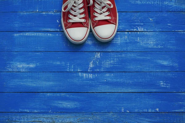 蓝色背景上的红色女鞋子 — 图库照片