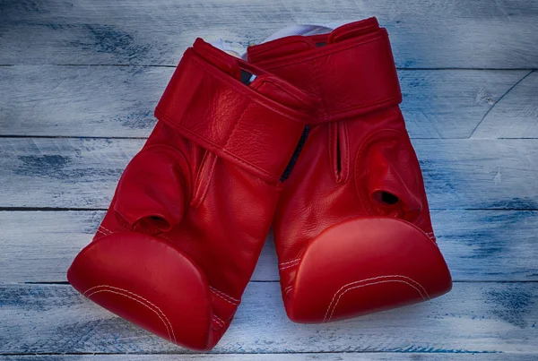 Paire de gants de boxe rouge sur la table, vue de dessus — Photo