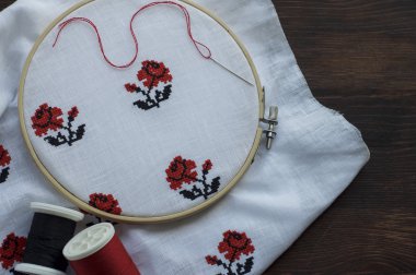 Beyaz bezle el işlemeli-haç ve kasnak ile