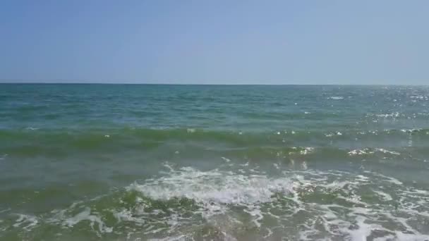 Mare azzurro e le onde, il suono naturale delle onde — Video Stock