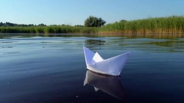  Beyaz kağıt nehirde yüzen gemi