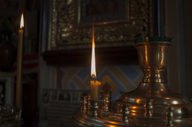 Kilisenin tabanındaki yere mum yaktı