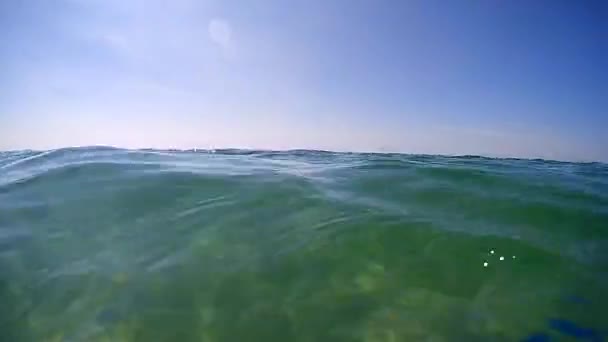 Under water and above the water, the waves — Stock Video