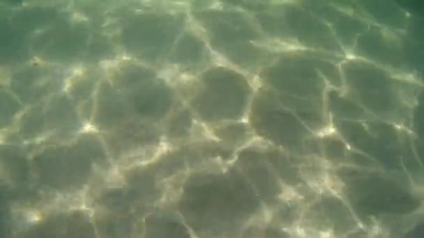 Skytte sandbotten under vatten, ljus vågor — Stockvideo