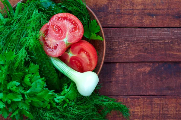 Domates, salatalık, soğan ve bitki salatası