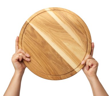 Elinde boş ahşap pizza tahtası olan kadın, beyaz arka planda izole edilmiş bir vücut parçası.