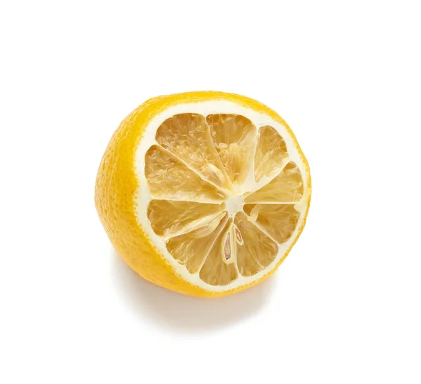 Hälfte Der Gelben Zitrone Isoliert Auf Weißem Hintergrund Nahaufnahme — Stockfoto