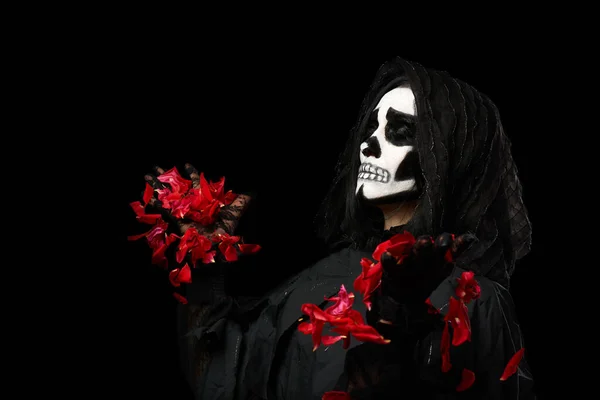 Kobieta Czarnych Ubraniach Makijażu Czaszki Czarne Tło Karnawał Obraz Halloween — Zdjęcie stockowe