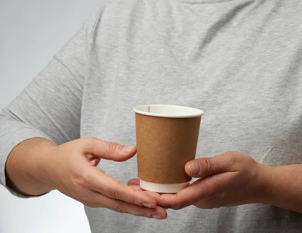 Mano Femenina Sostiene Papel Marrón Taza Desechable Para Café Parte —  Fotos de Stock