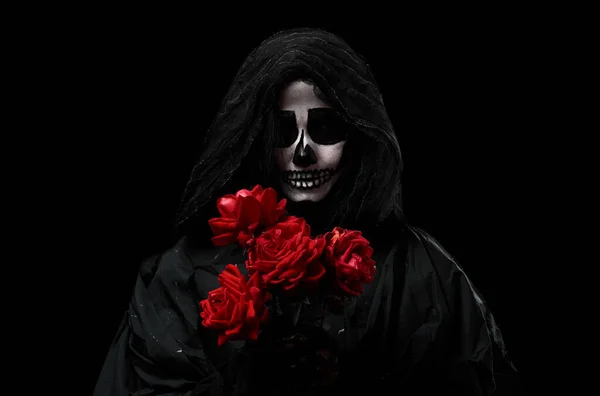 Женщина Черном Капюшоне Скелетом Макияжа Держит Букет Красных Роз Перед — стоковое фото