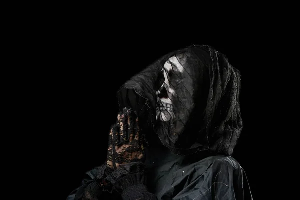 Mulher Com Esqueleto Maquilhagem Fica Roupas Pretas Capuz Transparente Mãos — Fotografia de Stock