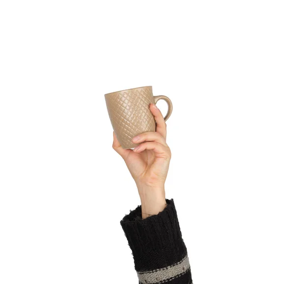 Taza Cerámica Marrón Una Mano Femenina Sobre Fondo Blanco Mano — Foto de Stock