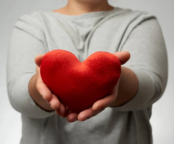 Mano Femenina Sostiene Corazón Textil Rojo Fondo Blanco Concepto Amor —  Fotos de Stock