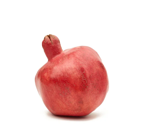 Okrągły Czerwony Dojrzały Owoc Granatu Skórce Wyizolowany Białym Tle Zbliżenie — Zdjęcie stockowe