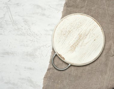 boş yuvarlak küçük kesme tahtası beyaz arkaplan üzerinde uzanır, üst görünüm