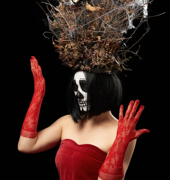 Mulher Aparência Caucasiana Com Esqueleto Make Fica Vestido Veludo Vermelho — Fotografia de Stock