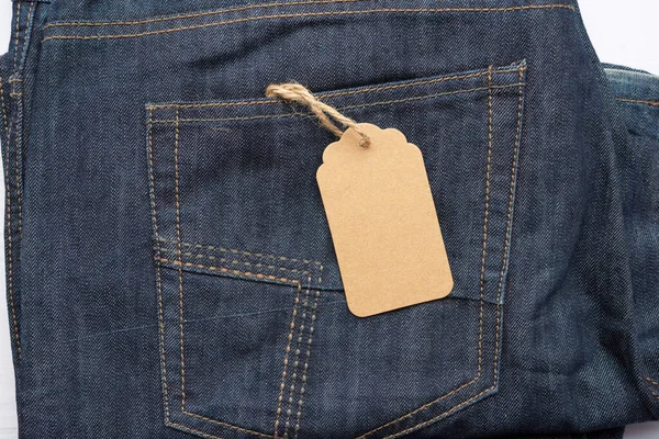 Etichetta Rettangolare Marrone Vuota Legata Nella Tasca Posteriore Jeans Blu — Foto Stock