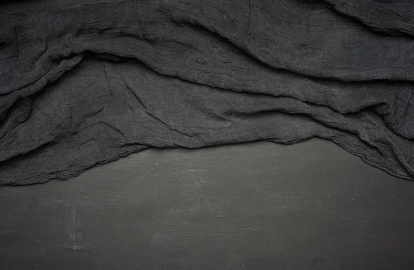 Μαύρη Πετσέτα Κουζίνας Διπλωμένη Μαύρο Ξύλινο Τραπέζι Πάνω Όψη Κενός — Φωτογραφία Αρχείου