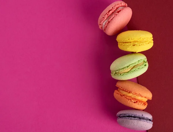 Multi Gekleurde Gebakken Macarons Amandelmeel Taarten Een Rode Achtergrond Kopieer — Stockfoto