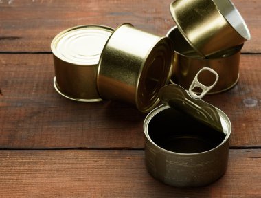 Kahverengi ahşap arka planda konserve balık konservesi için boş metal kutu, kapat