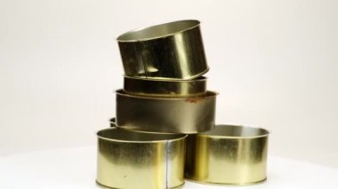 Boş metal teneke kutu beyaz arka planda konserve balığı için, kapat, kutular döndür