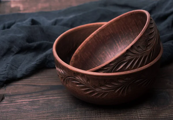 Assiettes Céramique Marron Vides Sur Une Table Bois Gros Plan — Photo