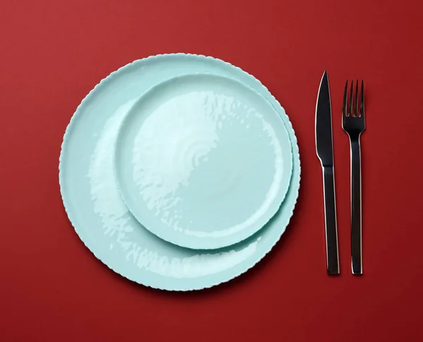 Ceramic Plates Fork Knife Red Background Top View Table Setting — Stock Photo, Image