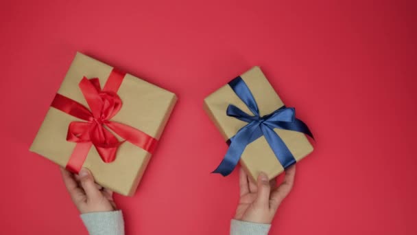 Vrouw Houdt Verpakt Geschenken Bruin Papier Zijde Lint Haar Hand — Stockvideo