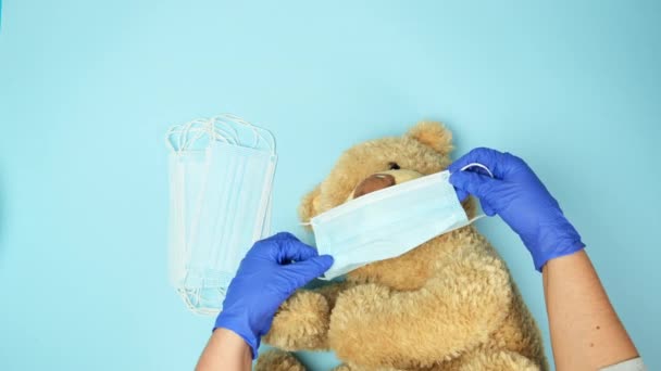 Urso Pelúcia Grande Máscaras Médicas Fundo Rosa Azul Conceito Proteção — Vídeo de Stock