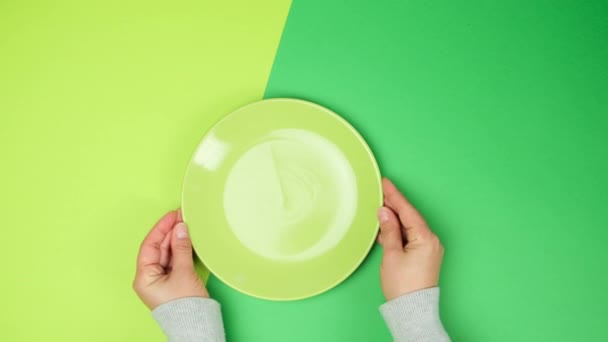 Dwie Ręce Samicy Umieszczone Zielonej Powierzchni Okrągłe Ceramiczne Widelce Nożem — Wideo stockowe