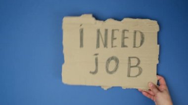 İki kadın eli üzerinde yazı olan beyaz bir sayfa tutuyor. İşe ihtiyacım var, kapat şunu.