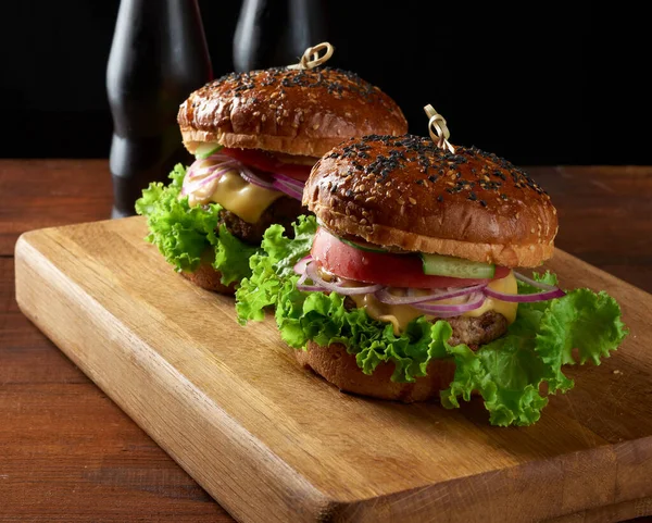 쇠고기 조각과 양파가 참깨가 밀가루 빵에는 참깨가 위에서 음료를 패스트푸드 — 스톡 사진