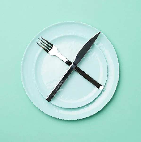 초록색둥근 세라믹 접시와 배경에 포크를 보이는 — 스톡 사진