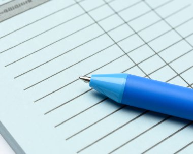 Boş mavi boş çekler ve plastik kalem, iş şablonu hatta